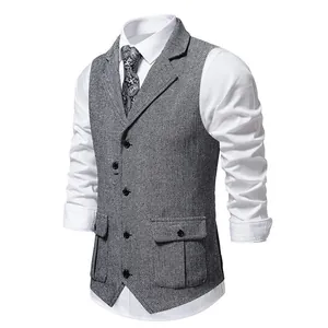 Dettaglio del gilet da uomo slim in tweed grigio a spina di pesce con revers retrò