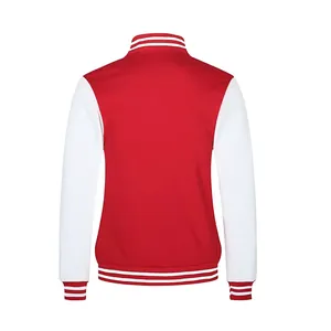 Achteraanzicht van klassieke rood-witte honkbaljas voor heren met gestreepte manchetten