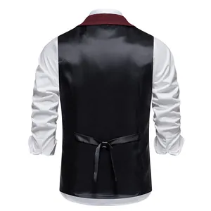 Dettaglio posteriore di un gilet da uomo in tweed slim fit con cinturino regolabile