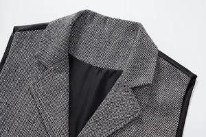 Dettaglio del rever sul gilet da uomo in tweed grigio a spina di pesce