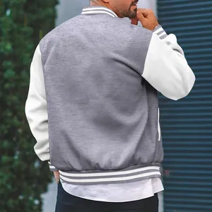 Achteraanzicht van een grijs-wit fleece varsity jack voor heren met gestreepte boorden