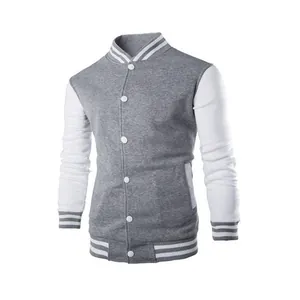 Vooraanzicht van een grijs-wit varsity jack met witte knopen en gestreepte ribboorden.