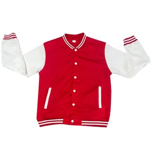 Detailweergave van een rood-wit varsityjack met wit gestreepte ribboorden.