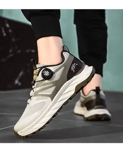 Detalle de las zapatillas de running para hombre de malla transpirable con cierre giratorio.