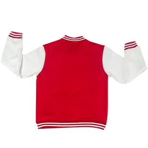 Gedetailleerd achteraanzicht van een klassiek rood-wit heren varsity jacket met boord