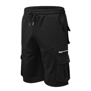 Detailansicht der schwarzen Herren-Cargoshorts mit mehreren Taschen und Kordelzug