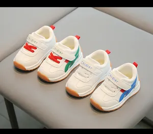 Scarpe da camminata antiscivolo per bambini con tomaia in pelle impermeabile di alta qualità.