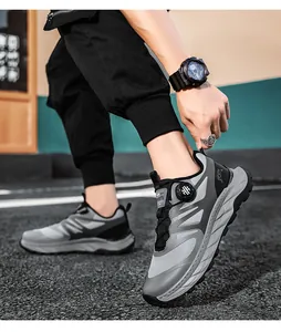 Primer plano de zapatillas de running transpirables para hombre con cierre de hebilla giratoria.