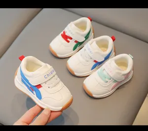 Vista dettagliata di varie opzioni di colore per scarpe primi passi morbide e impermeabili