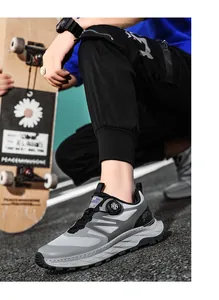 Primer plano de zapatillas de running de malla gris con sistema de hebilla giratoria.