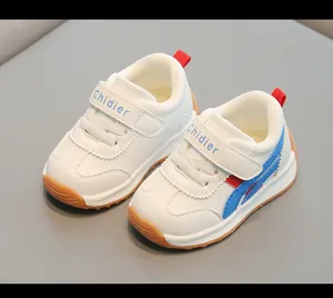 Scarpine primi passi in pelle bianca per bambini con strisce blu e rosse e velcro