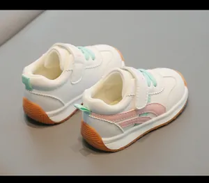 Dettaglio posteriore di scarpe primi passi in pelle bianca con suola in gomma.