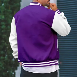 Achteraanzicht van een klassiek paars en wit varsity honkbaljack voor stijlvolle heren