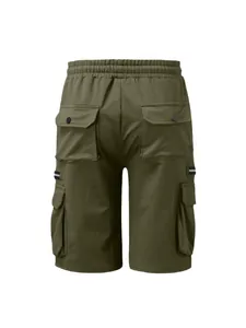 Rückansicht olivgrüne lockere Herren-Cargoshorts mit praktischen mehreren Taschen.
