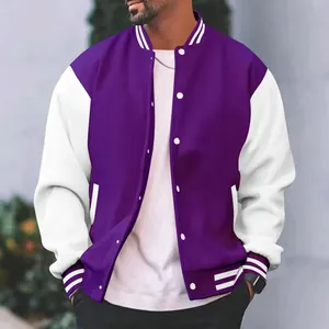 Detail van de paarse en witte varsity-honkbaljas voor heren, gedragen door een model