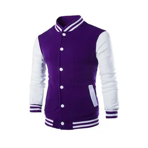 Detail van een paars-wit varsity baseballjack voor heren met drukknoopsluiting voorzijde