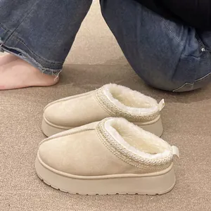 Zapatillas de nieve beige con plataforma, forro de pelo cálido y suela gruesa.