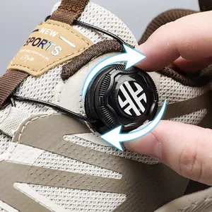 Detalle de calzado deportivo transpirable para hombre con sistema de cierre de hebilla giratoria
