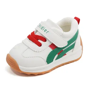 Scarpe classiche bianche da primi passi per bambini con lacci rossi e strisce verdi, suola morbida