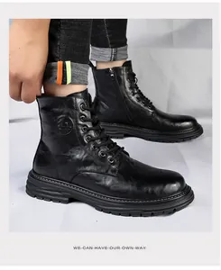Vue détaillée de bottines Martin en cuir noir pour hommes avec fermeture éclair latérale