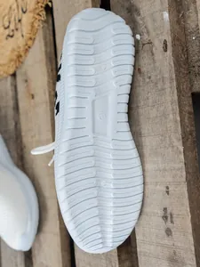 Detailopname van de antislip witte zool van damessneakers met maat 37-markering