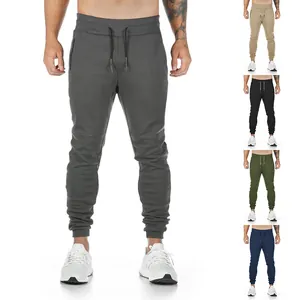 Dettaglio dei pantaloni sportivi da uomo con opzioni di colore e tasche con cerniera