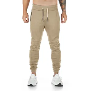 Vista detallada de pantalones joggers caqui para hombre con cintura elástica y cordón