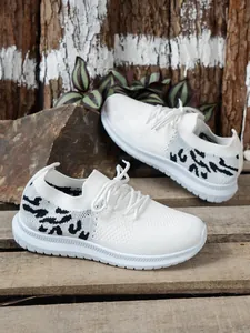 Detailweergave van witte flyknit platform sneakers met stijlvolle luipaardpatronen