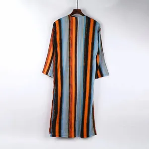 Rückansicht des traditionellen Langarm-Gewandes für Herren mit orange-blauen Streifen.