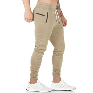 Detalle de pantalones jogger caqui para hombre con cremallera lateral y cordón ajustable.
