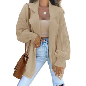 Cardigan chic in maglia beige con colletto a tailleur e maniche a lanterna