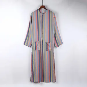 Vorderansicht eines bunten, langärmeligen Kaftans mit vertikalen Streifen für Herren