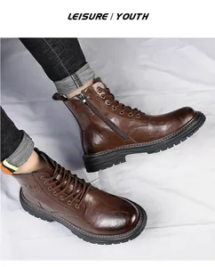 Détail de bottines Martin en cuir marron avec fermeture éclair latérale et lacets