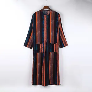 Detailansicht eines traditionellen Langarm-Kaftans für Herren mit bunten Streifen