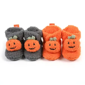 Scarpine in peluche grigie e arancioni per neonati con simpatico design a zucca per bambini