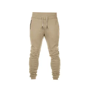 Detalle de los pantalones jogger para hombre en color caqui con cordón y bolsillo con cremallera