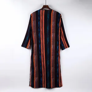 Detail einer traditionellen Langarm-Robe für Herren mit lebhaften vertikalen Streifen.