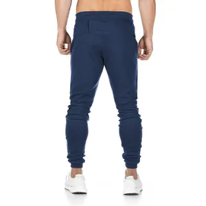 Vista posteriore di pantaloni da jogging blu navy slim fit da uomo con vestibilità atletica