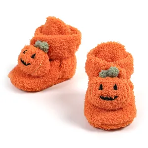 Dettaglio delle graziose scarpine invernali in peluche a forma di zucca con calda fodera