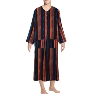 Traditionele heren kaftan met kleurrijke verticale strepen en handige zakken aan de voorkant