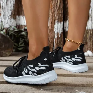 Stijlvolle dames sneakers met ronde neus, platformzool en elastisch flyknit materiaal in zwart