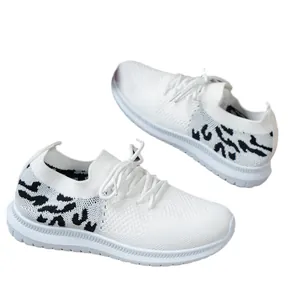 Modieuze witte fly-knit hardloopschoenen voor dames met luipaardprint en dikke zolen
