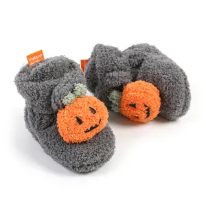 Scarpine neonato in peluche con design a zucca per calore invernale e primi passi.