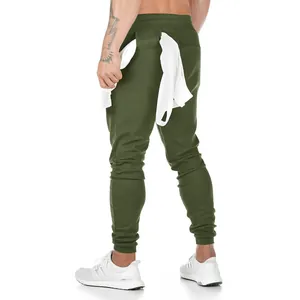 Detalle trasero del pantalón jogger verde oliva para hombre con un lazo de toalla