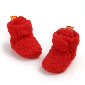 Vista dettagliata di scarpine per neonato in peluche rosse con calda e morbida fodera in pile
