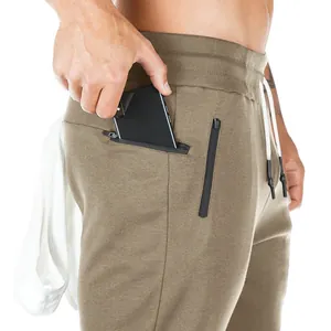 Dettaglio dei pantaloni sportivi da uomo con tasche con zip per riporre il telefono