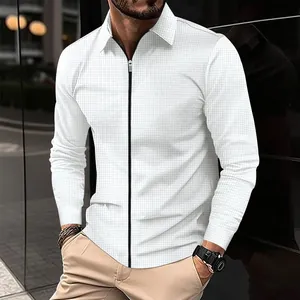 Gros plan sur une veste d'homme blanche à texture gaufrée et fermeture éclair noire.