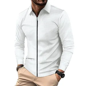 Vue détaillée de la texture nid d'abeille blanche sur la veste zippée homme à manches longues