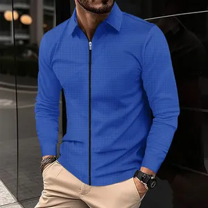 Détail d'une veste d'homme bleue à texture gaufrée, fermeture éclair et col revers