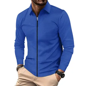 Détail d'une veste d'homme bleue en maille gaufrée avec fermeture éclair et col